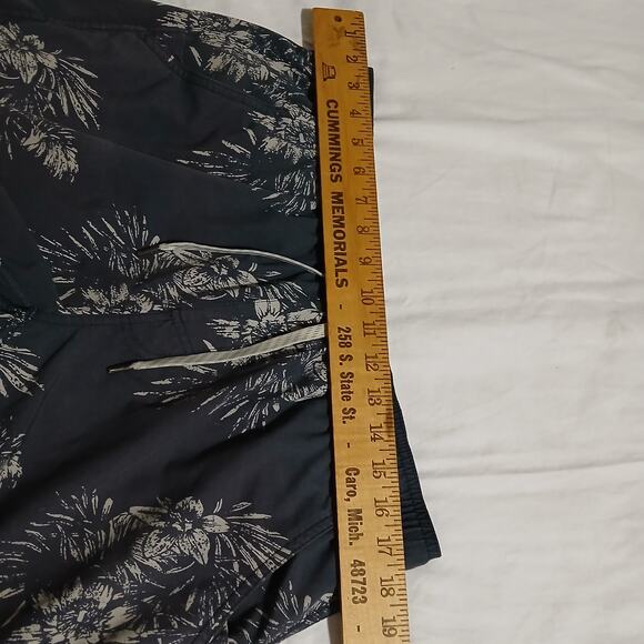 VUORI Men's Medium swim trunks Grey with a tropical print full support lining - Picture 8 of 11